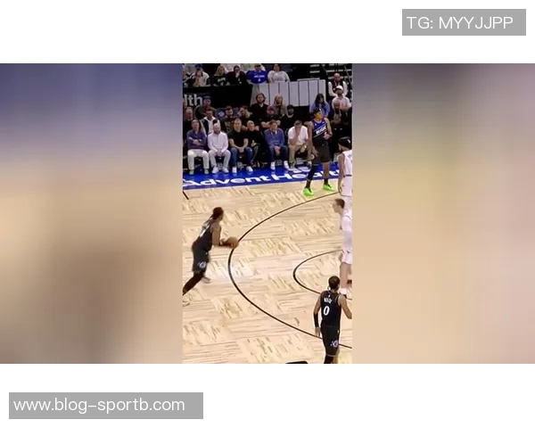 文班在挡拆后华丽转身空接背扣展现惊人弹跳与技巧