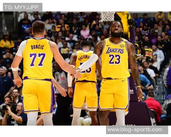 詹姆斯称赞东契奇为顶级四分卫自认外接手角色轻松自如 詹姆斯称赞东契奇为顶级四分卫自认外接手角色轻松自如