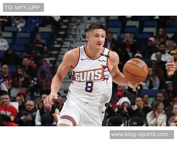 阿伦上半场表现抢眼独得双位数得分助力全队奋战篮下