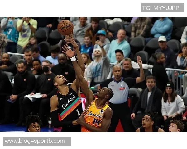 迪亚巴特表现出色抢下18个篮板黄蜂主帅称其为进攻体系关键一环 迪亚巴特表现出色抢下18个篮板黄蜂主帅称其为进攻体系关键一环